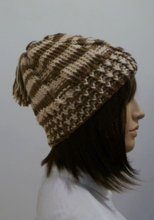 Wintermütze mit horizontalen Streifen und Quaste