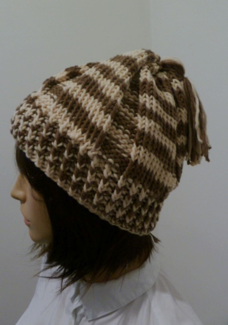 Čepice zimní s vodorovnými pruhy a střapcem