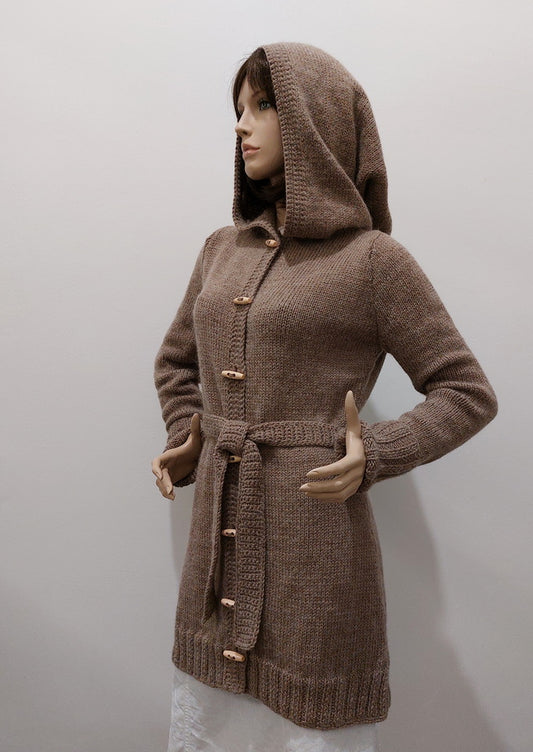 Kardigan se špičatou kapucí a páskem