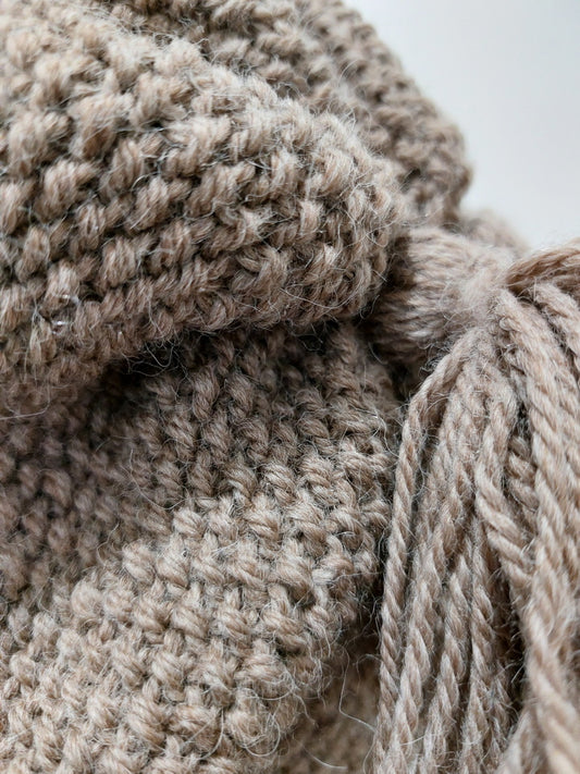 Čepice hrášková se střapcem, přírodní, menší