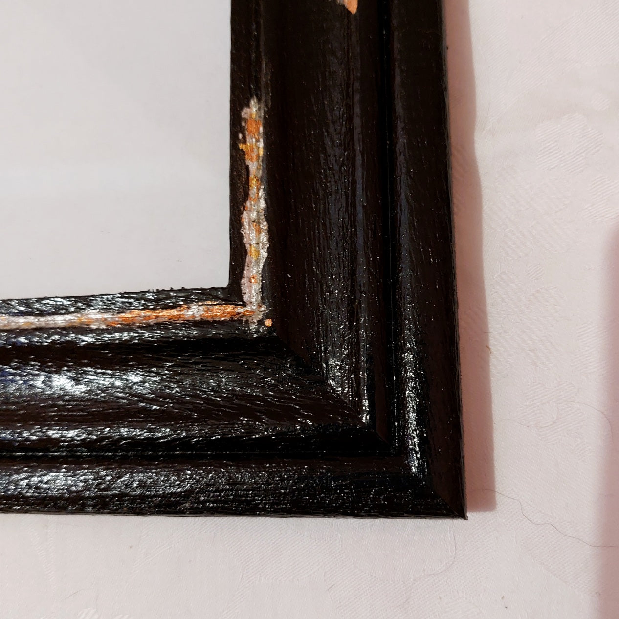 Ručně dekorovaný rámeček zdobený kovovými plátky, černý