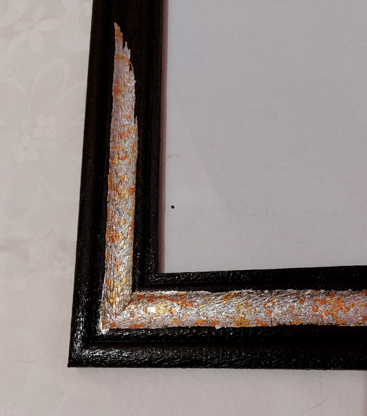 Handverzierter Rahmen mit Metallblättern, schwarz