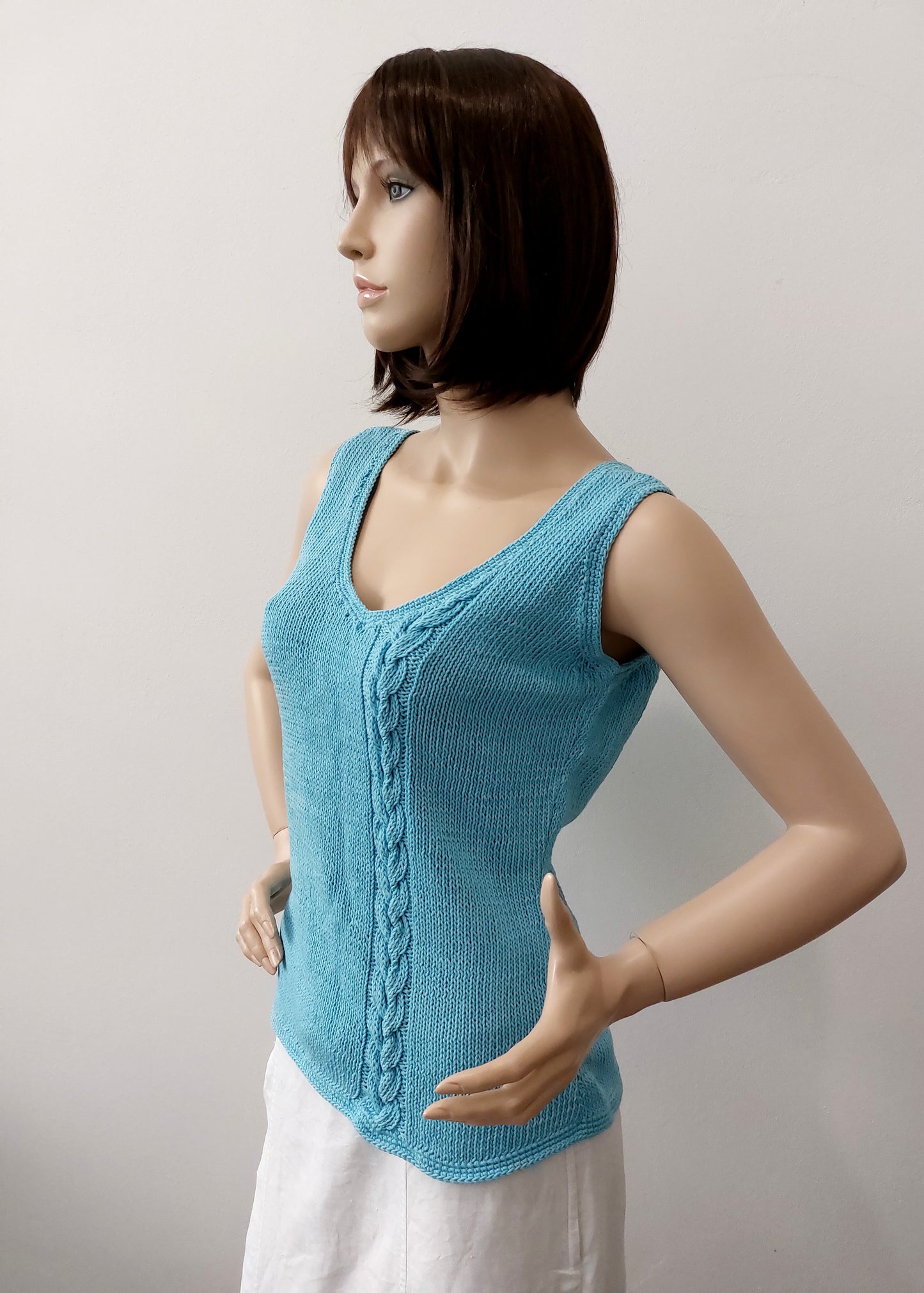 Top s vyplétaným copem - přírodní