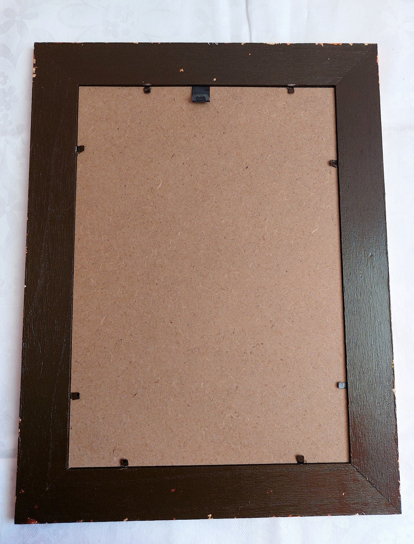 Ručně dekorovaný rámeček zdobený kovovými plátky, hnědý