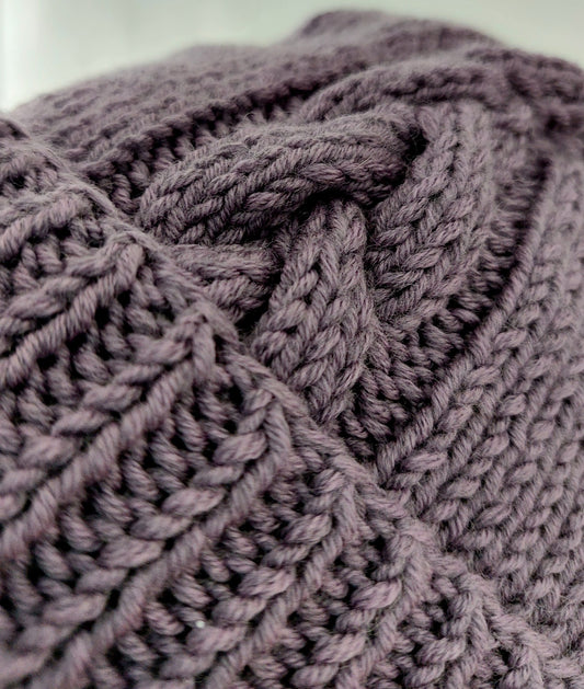 Čepice KLASIK, hladká s vypletenou ozdobou