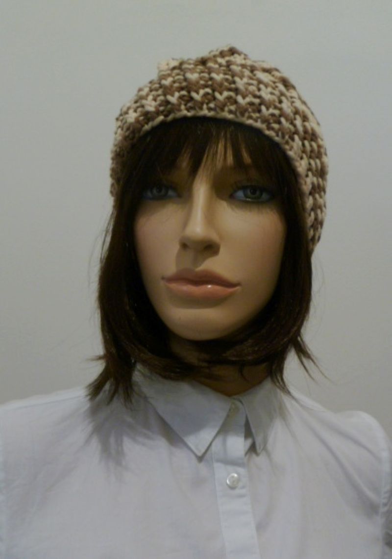 Čepice zimní s vodorovnými pruhy a střapcem