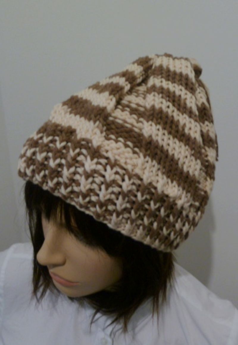 Čepice zimní s vodorovnými pruhy a střapcem