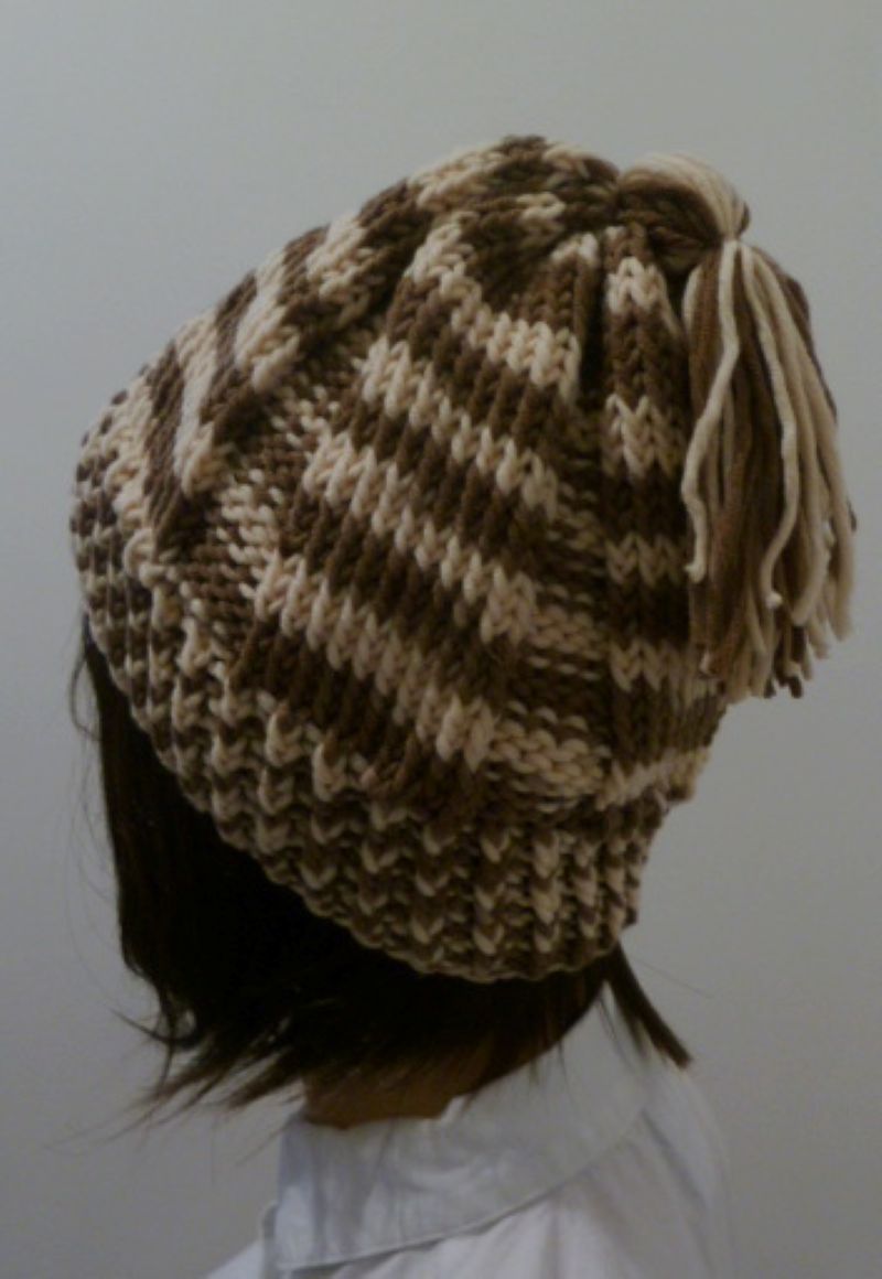 Čepice zimní s vodorovnými pruhy a střapcem