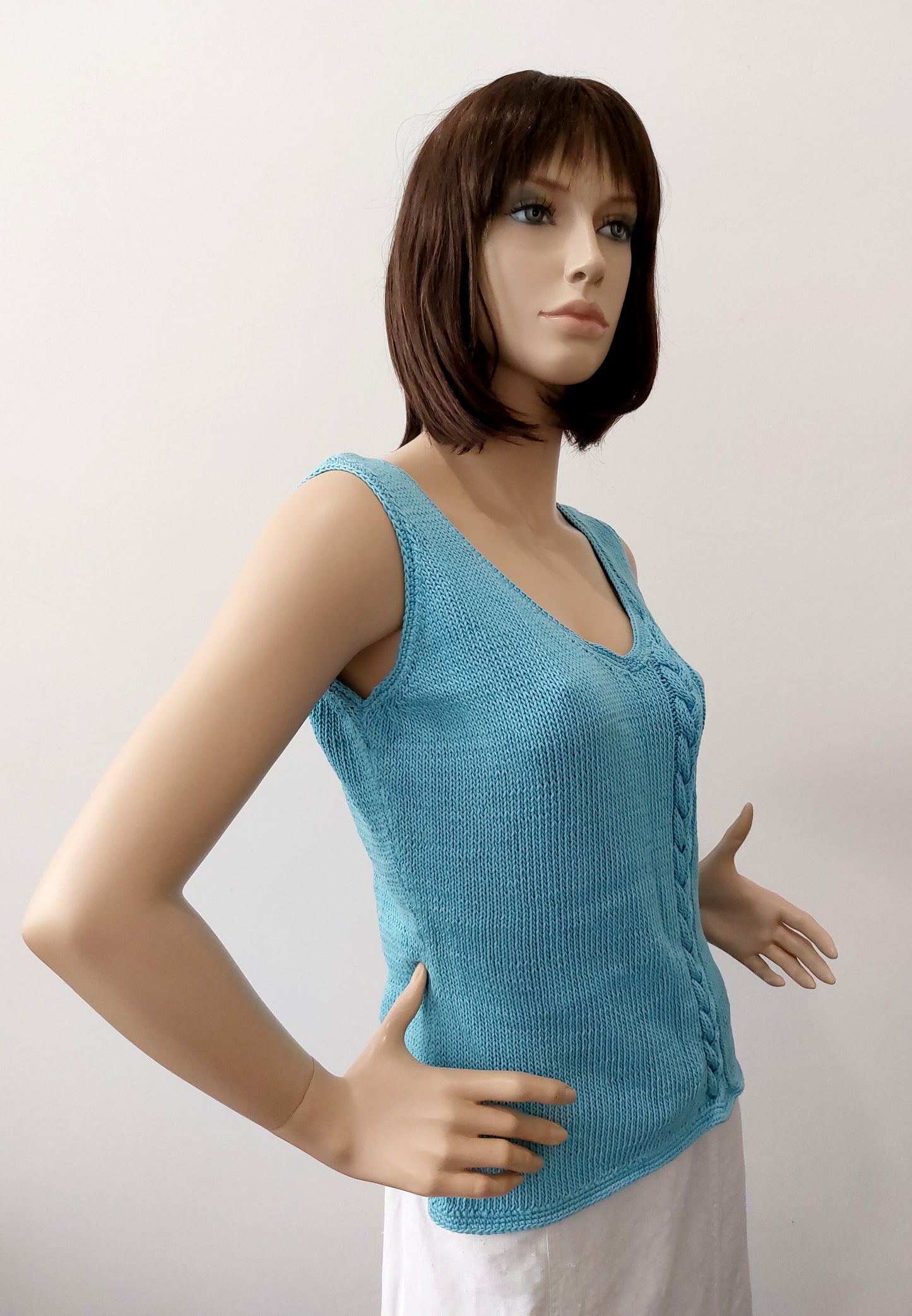 Top s vyplétaným copem - přírodní