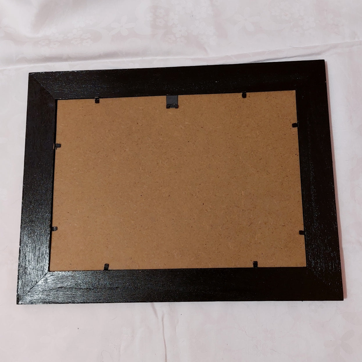 Ručně dekorovaný rámeček zdobený kovovými plátky, černý