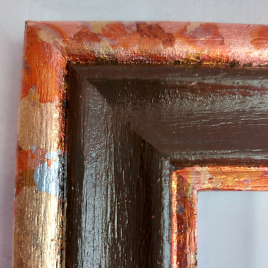 Ručně dekorovaný rámeček zdobený kovovými plátky, hnědý