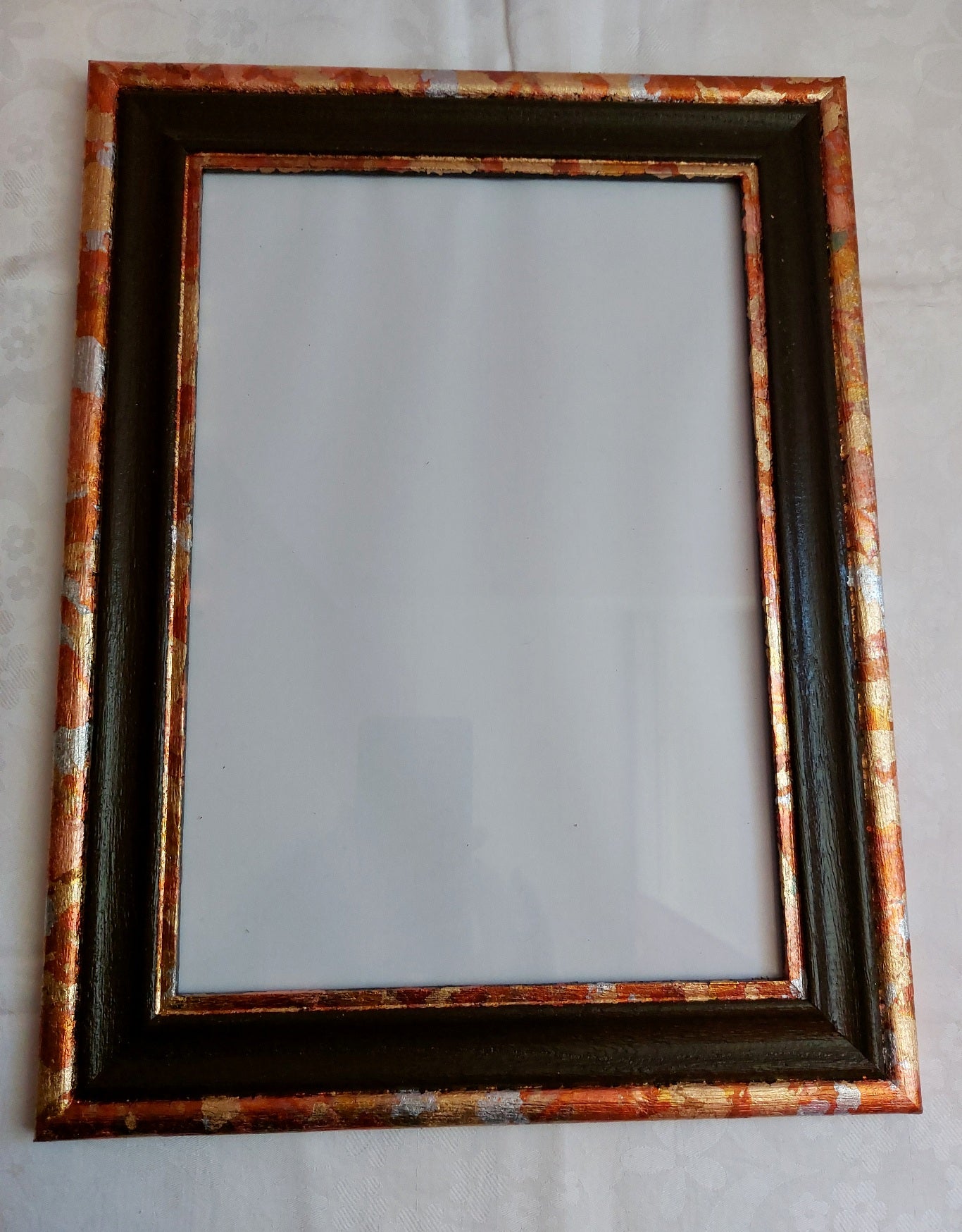 Ručně dekorovaný rámeček zdobený kovovými plátky, hnědý