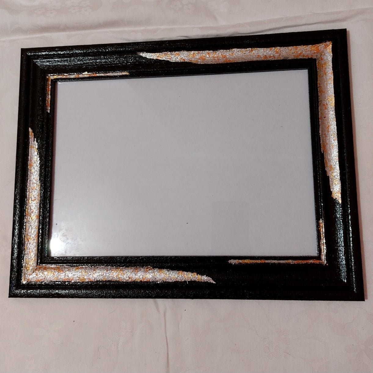 Ručně dekorovaný rámeček zdobený kovovými plátky, černý