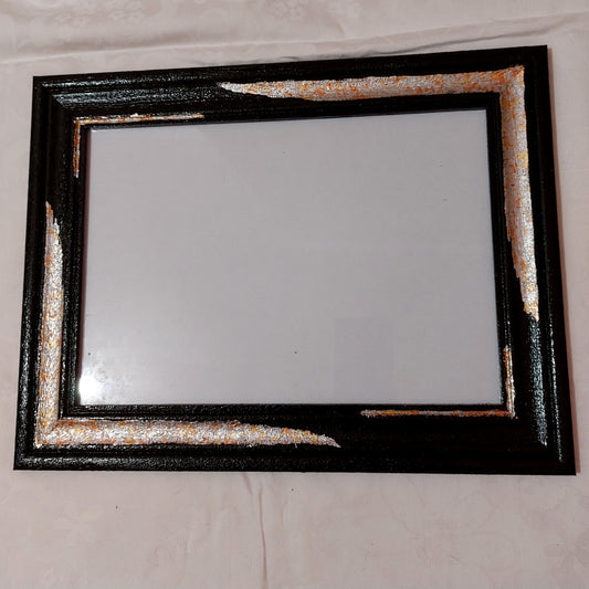 Ručně dekorovaný rámeček zdobený kovovými plátky, černý