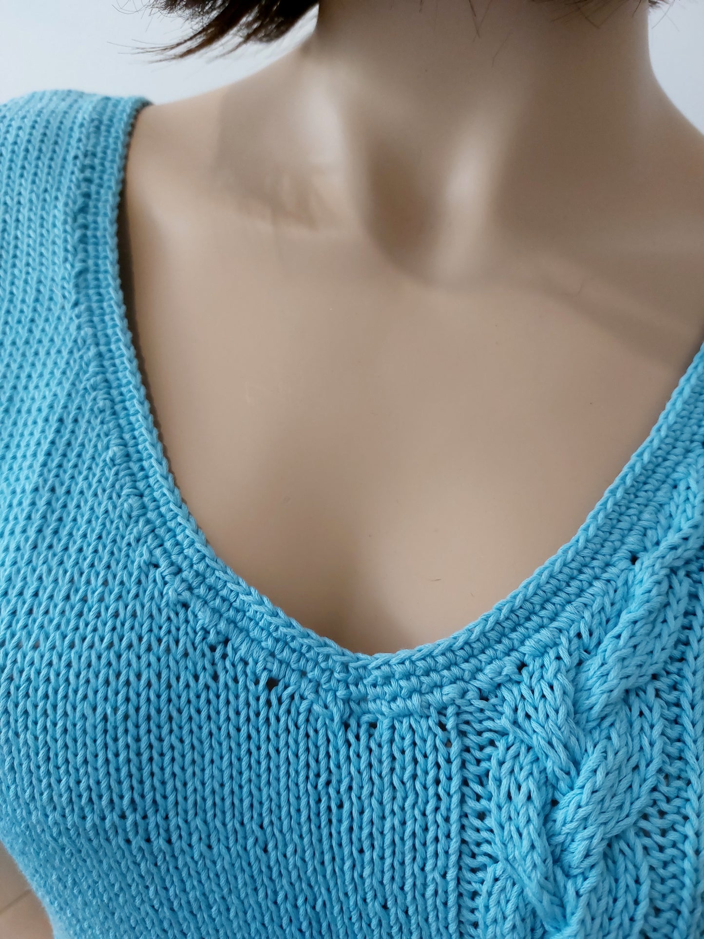 Top s vyplétaným copem - přírodní