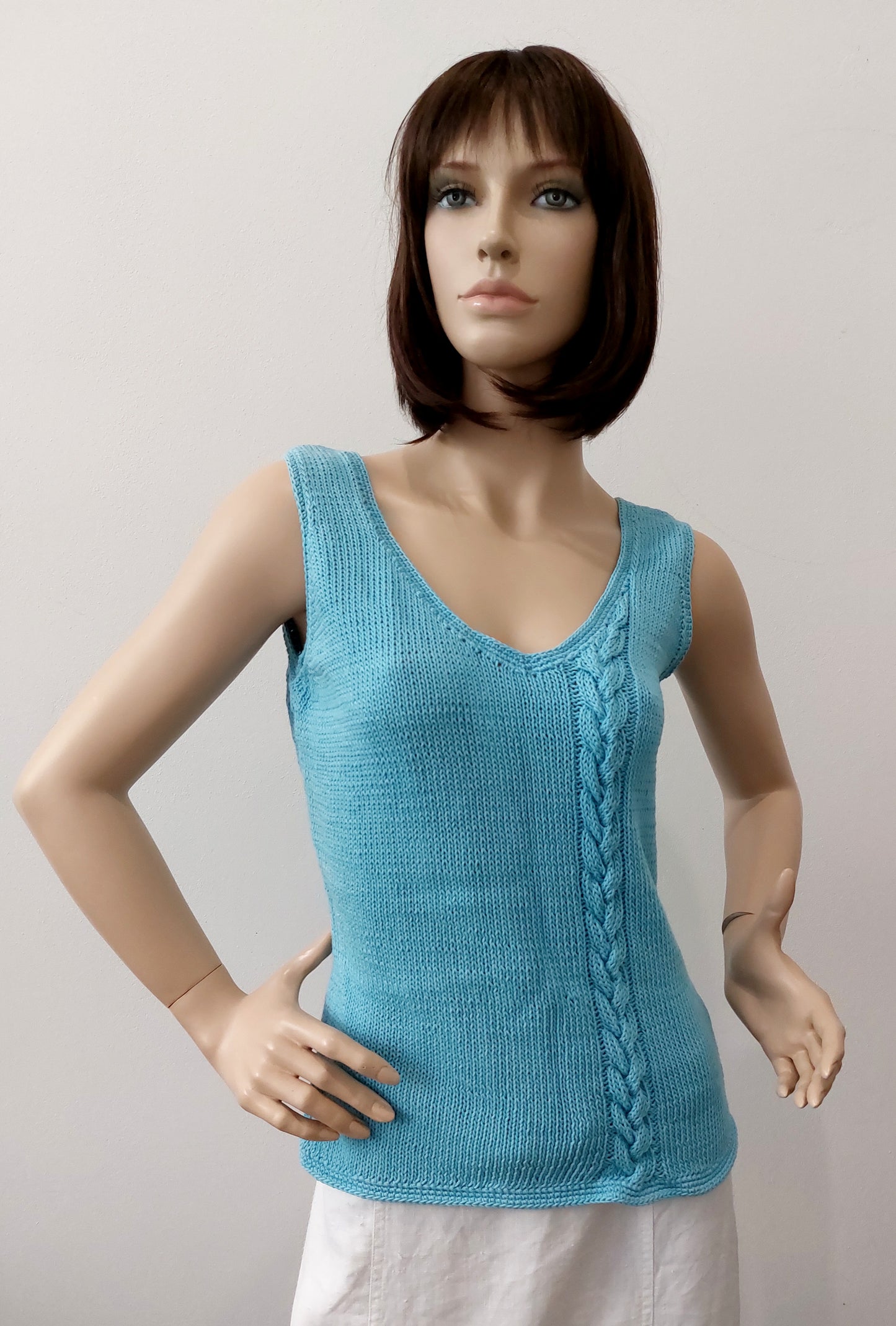 Top s vyplétaným copem - přírodní